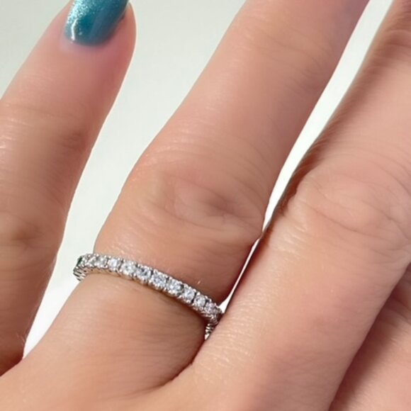 Diamond & Emerald Eternity band in 18k white gold - Picture 6 of 8